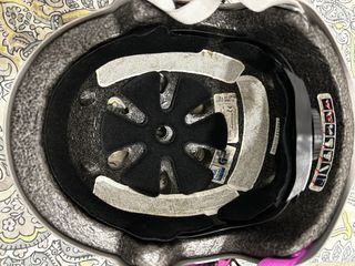 Casco infantil gris con diseño púrpura