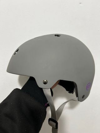Casco infantil gris con diseño púrpura