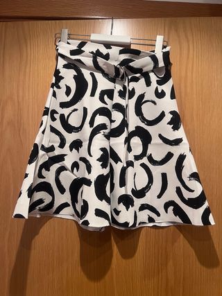 Falda estampada blanco y negro