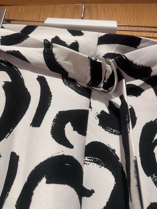 Falda estampada blanco y negro