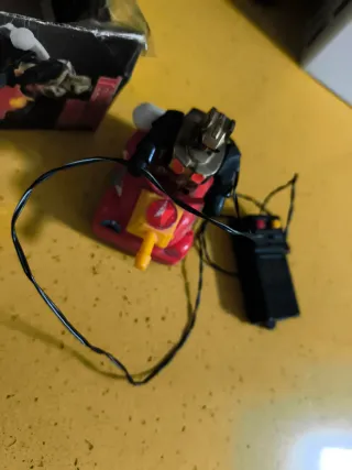 Juguete antiguo robot en moto con mando