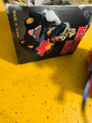 Juguete antiguo robot en moto con mando