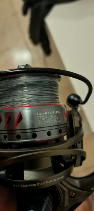 Caña y carrete de pesca