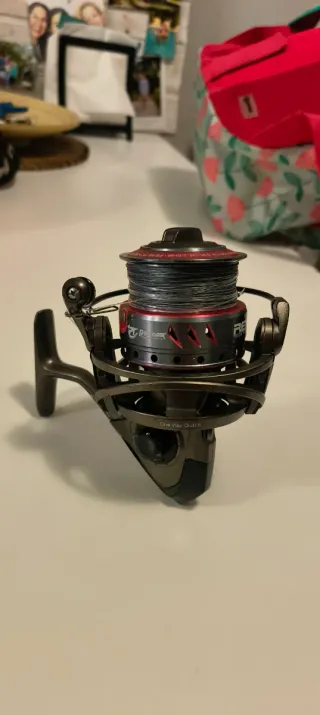 Caña y carrete de pesca