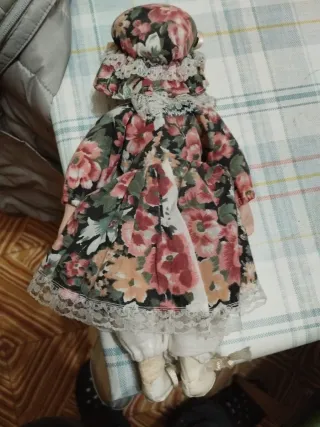 Muñeca de porcelana vintage floral