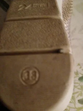 Zapatos de fiesta dorados 24HRS