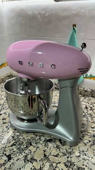 Batidora Amasadora SMEG Rosa. Similar a KitchenAid