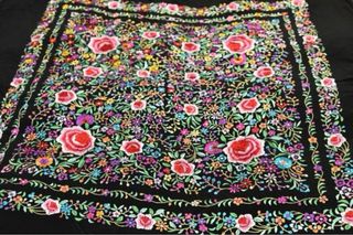 Mantón de Manila bordado 124x137 cm