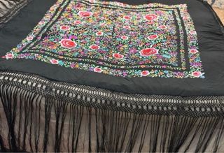 Mantón de Manila bordado 124x137 cm