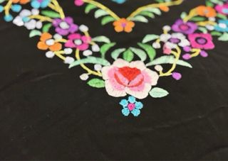 Mantón de Manila bordado 124x137 cm