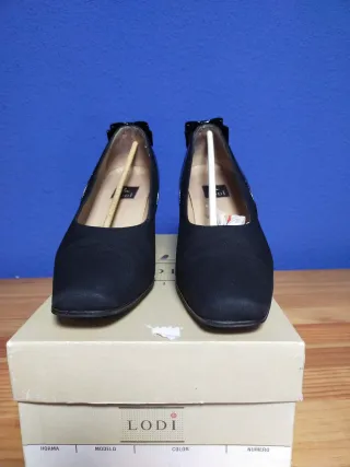 Zapatos de salón marca Lodi, negros tela y charol