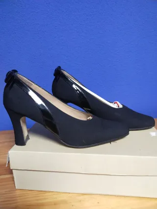 Zapatos de salón marca Lodi, negros tela y charol