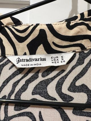 Vestido camisero estampado de Stradivarius Talla S