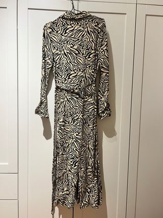Vestido camisero estampado de Stradivarius Talla S