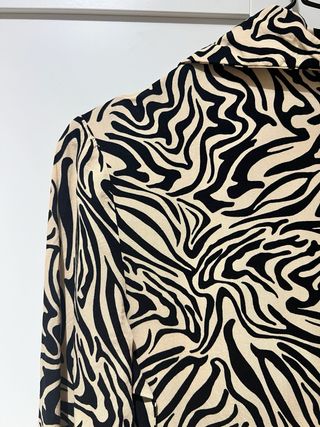 Vestido camisero estampado de Stradivarius Talla S