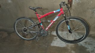 Bicicleta de montaña roja