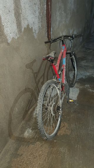 Bicicleta de montaña roja