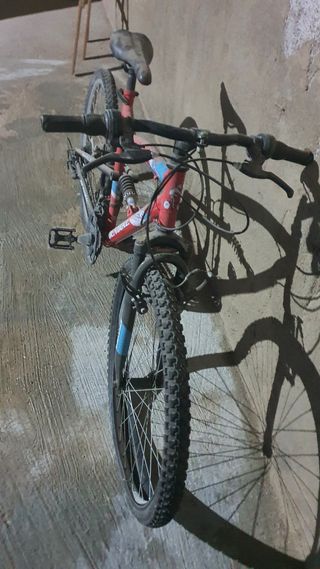 Bicicleta de montaña roja