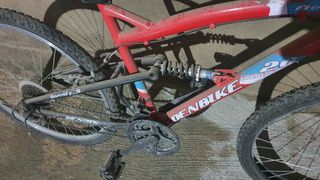 Bicicleta de montaña roja