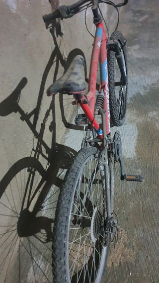 Bicicleta de montaña roja