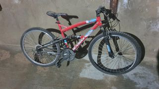 Bicicleta de montaña roja