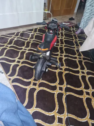 Moto eléctrica infantil con cargador