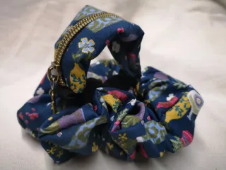 Conjunto Artesanal: Pulsera Monedero y Coletero