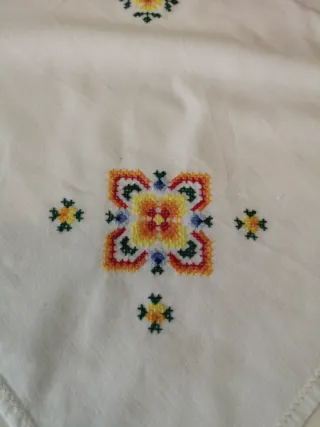 Mantel de tela bordado