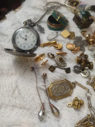 Lote di bijouterie e oggetti vintage