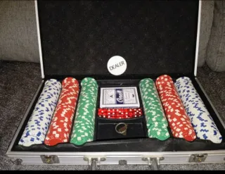 Maletín de póker multicolor y plateado