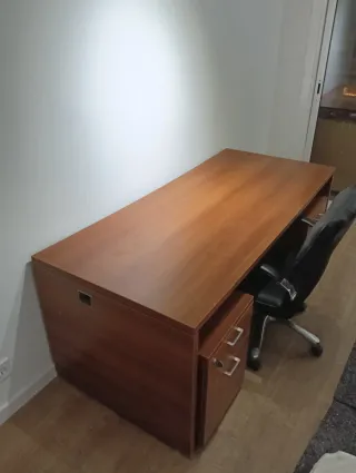 Escritorio de madera para oficina o despacho