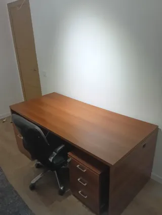 Escritorio de madera para oficina o despacho