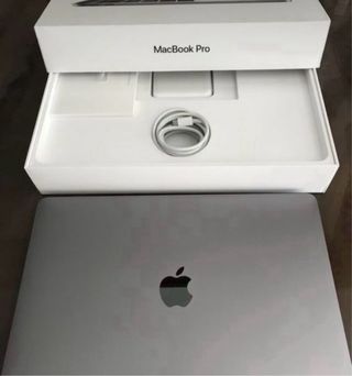 MacBook Pro 2017 Plata/Gris Espacial y iPhone 16