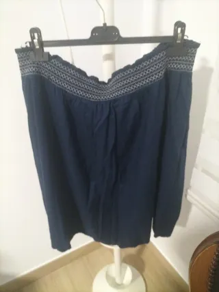 Blusa azul sin hombros