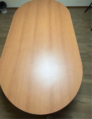 Mesa de reuniones ovalada de madera