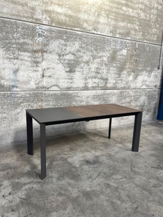 Mesa extensible Axis porcelánico acabado Iron Moss y patas acero antracita 120 (180) cm