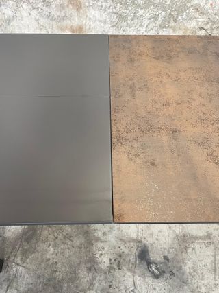 Mesa extensible Axis porcelánico acabado Iron Moss y patas acero antracita 120 (180) cm