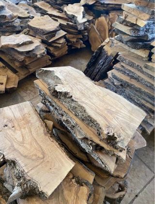 Tablas de madera de olivo en bruto