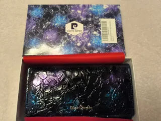 Cartera Pierre Cardin floral negra y morada