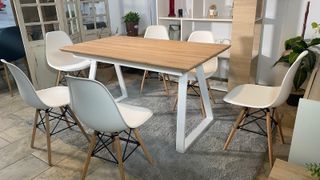 Mesa extensible con 6 sillas estilo nórdico