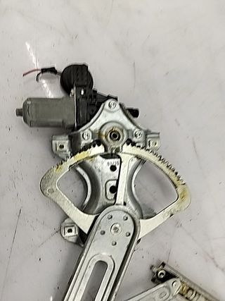 MOTOR ELEVALUNAS DELANTERO DERECHO TOYOTA YARIS (KSP9/SCP9/N