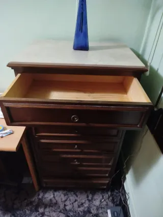 Cómoda antigua de madera y mármol