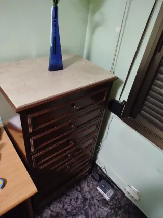 Cómoda antigua de madera y mármol