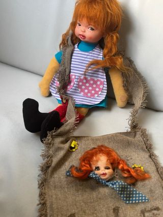 Muñeca Pipicalzaslargas pelirroja con su bolso