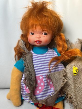 Muñeca Pipicalzaslargas pelirroja con su bolso