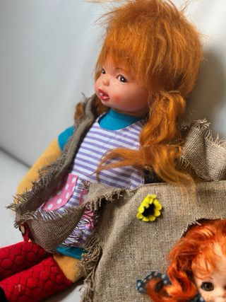 Muñeca Pipicalzaslargas pelirroja con su bolso