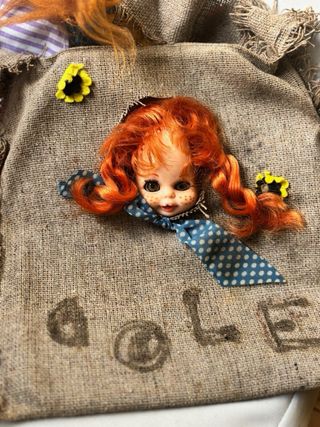 Muñeca Pipicalzaslargas pelirroja con su bolso