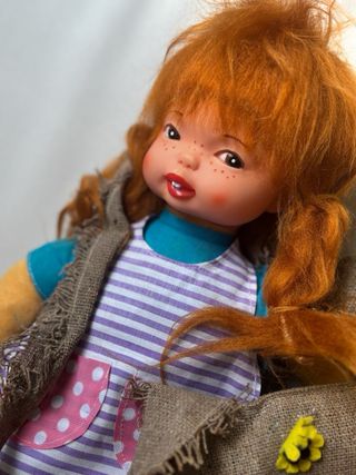 Muñeca Pipicalzaslargas pelirroja con su bolso