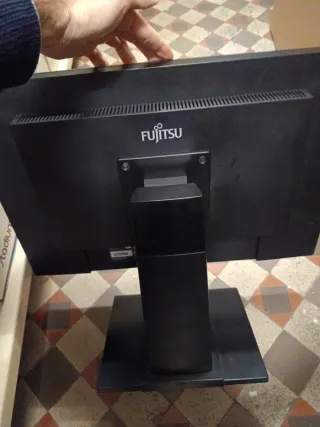 Pantalla Fujitsu Negra
