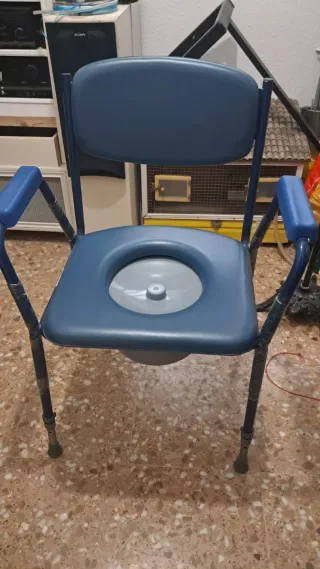 Silla inodoro solo usada una vez .